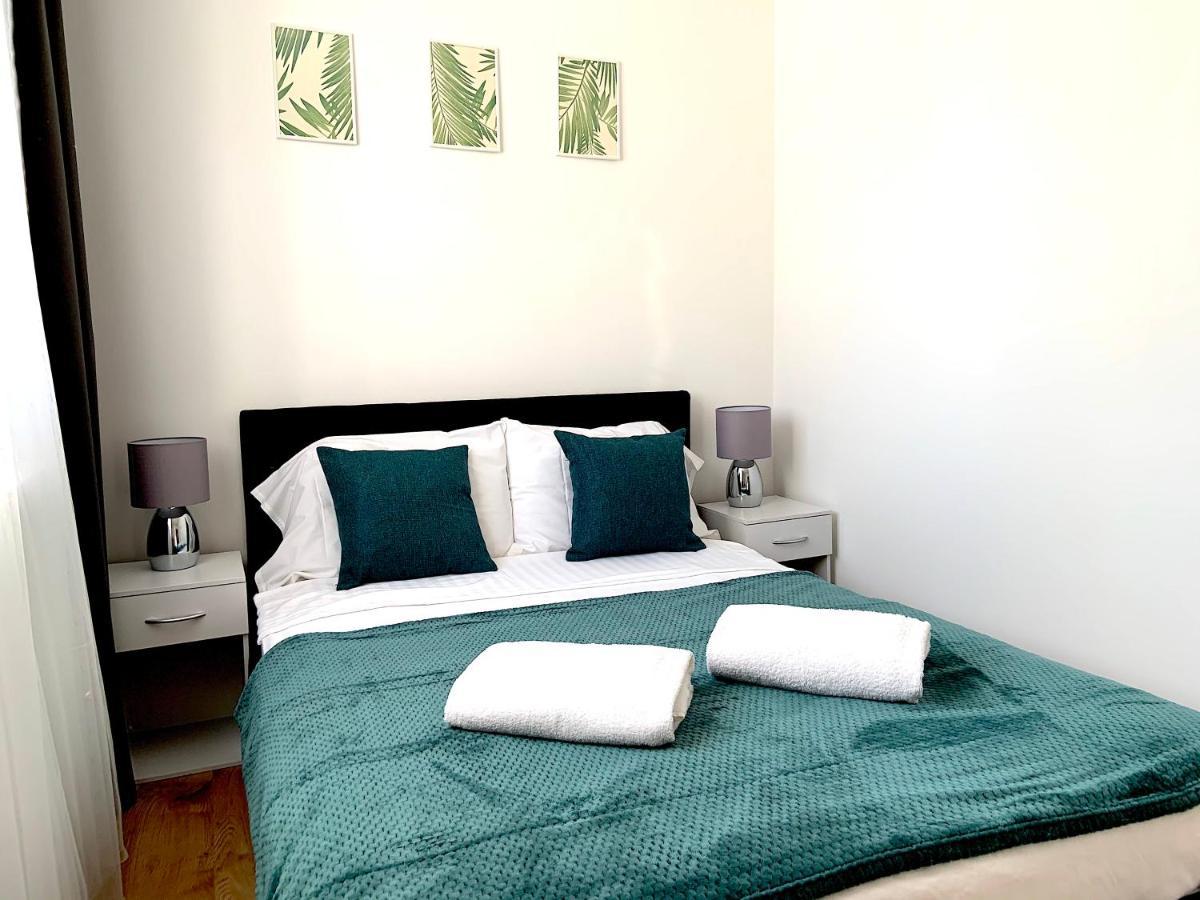 Two Bedroom Serviced Apartment, Londra Exterior foto